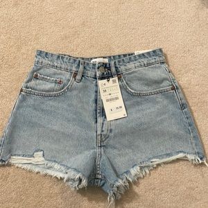 BRAND NEW, never worn Zara high rise short. size 6
